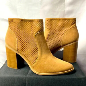 UNIVERSAL THREAD WO SIZE 11 TAN LASER CUT ANKLE BOOTS INSIDE ZIP. 4” HEEL